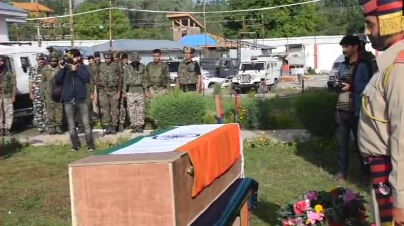 The wreath laying ceremony of constable Dar was conducted by the Jammu and Kashmir police on early Friday morning. (Photo: ANI/Twitter)