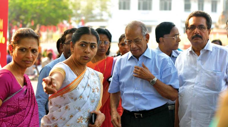 Mayor Soumini Jain with DMRC principal advisor E. Sreedharan during a visit to areas prone to water logging in city on Tuesday.(Photo: DC)