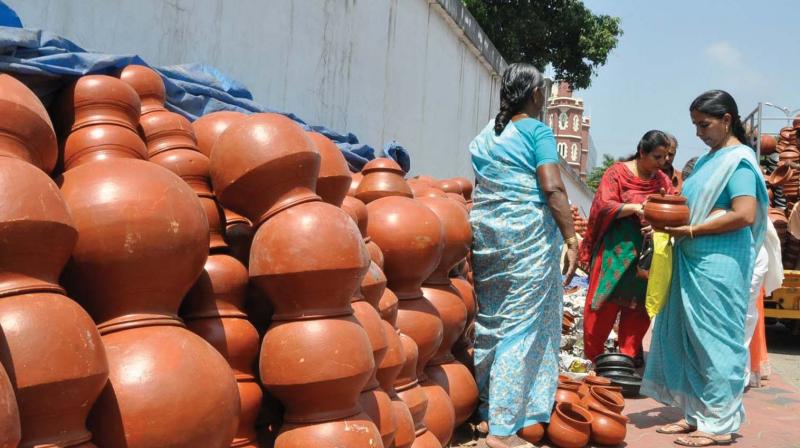 Devotees purchase earthen pots for Attukal Pongala festival from a steet vendor in Thiruvananthapuram. Attukal Pongala is on March 2. (Photo: A.V. MUZAFAR)