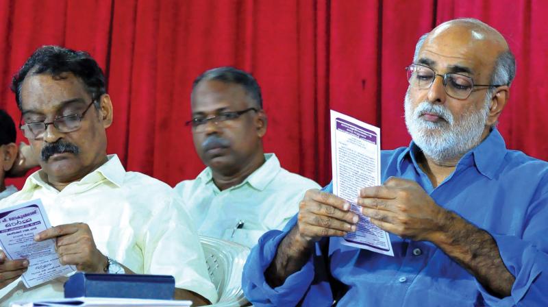 Sashi Kumar and writer N.Prabhakaran during P.Gokuldas commemoration meeting in Kozhikode on Thursday. (Photo: Venugopal)