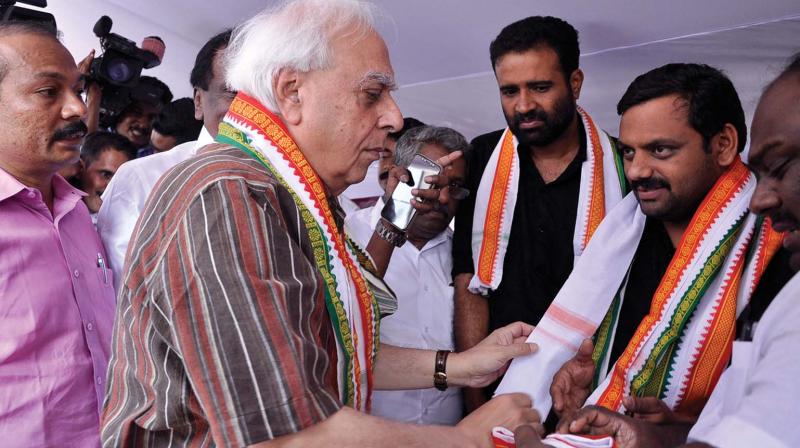 Senior Congress leader Kapil Sibal visits Youth Congress state president Dean Kuriakose  and  vice-president C. R. Mahesh who have been staging an indefinite fast in front of the Secretariat demanding the arrest of Shuhaib murderers, in Thiruvananthapuram on Sunday. (Photo: DC)