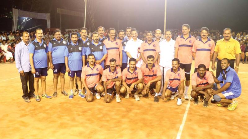 In the match at Mamparam, six major volleyball teams from Kerala and Karnataka including the Army players and four district teams played.