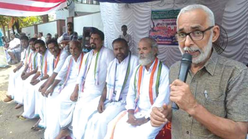 Green activist C.R, Neelakantan speaks at the protest site at J.T road in Vadakara on Monday. 	(Photo: DC)