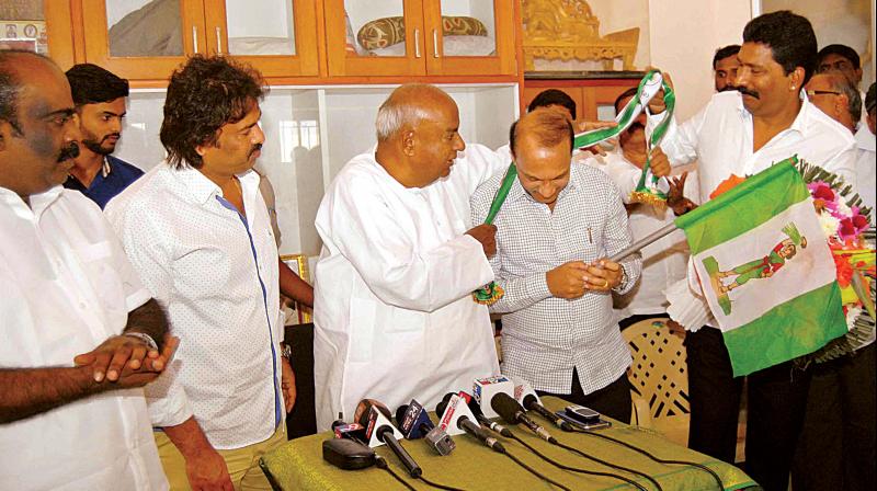 JD(S) supremo Deve Gowda welcomes former Apex Bank chairman RM Manjunath Gowda to the party.