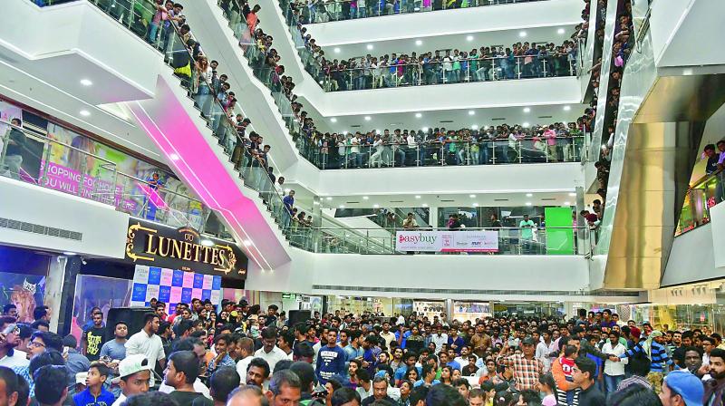 A mall in the city was packed with fans who were waiting to get a glimpse of Emraan Hashmi.