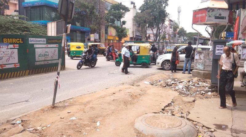 The metro construction at Jayanagar Block 9 is inconveniencing lakhs of commuters and pedestrians (Photo: DC)
