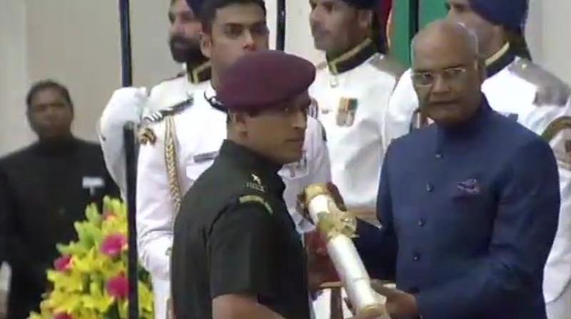 Exactly seven years after lighting up the Mumbai skyline with an unforgettable six, Mahendra Singh Dhoni again became the cynosure of all eyes as the honorary Lieutenant Colonel received the Padma Bhushan Award, dressed in an army uniform. (Photo: Twitter / ANI)