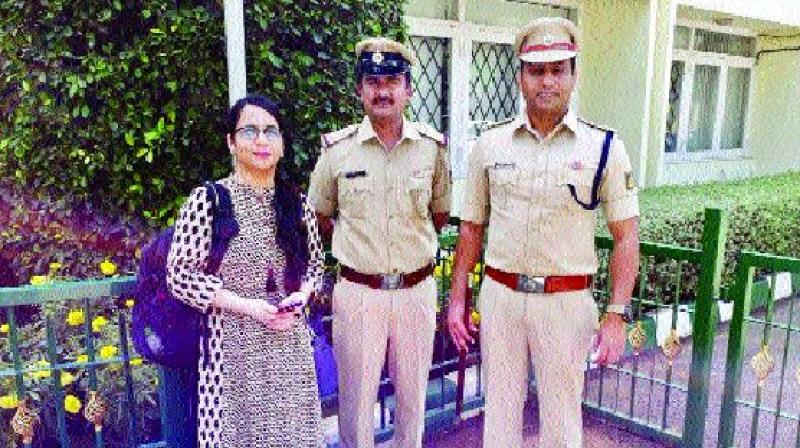 Vandana Kukreja (L) with police officers who helped her after CM Kumaraswamys directions