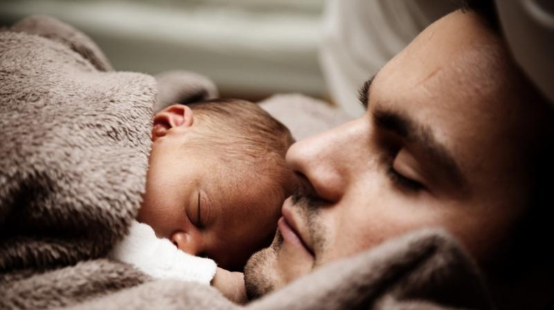 Expert reveals why it sometimes takes dads 6 months to bond with a newborn. (Photo: Pixabay)