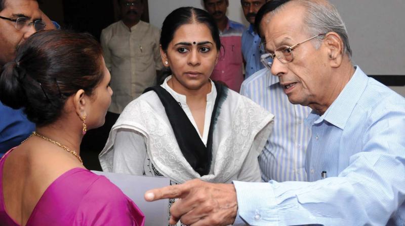 E. Sreedharan, who heads the NGO FRNV, has a point to discuss with Kochi corporation mayor Soumini Jain and officials ahead of a function at IMA Hall for launching awareness programme on mosquito menace on Friday. (Photo: DC)