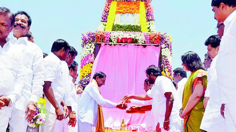 Chief Minister K. Chandrasekhar Rao performs puja for the early completion the PRLIS in this file picture.