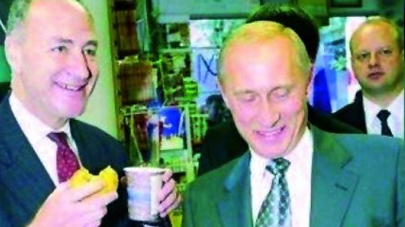 Senator Chuck Schumer with Russian President Vladimir Putin in 2003. (Photo via web)