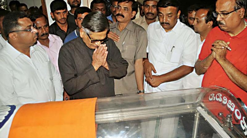 Former CM S.M. Krishna beside the mortal remains of Ananth Kumar