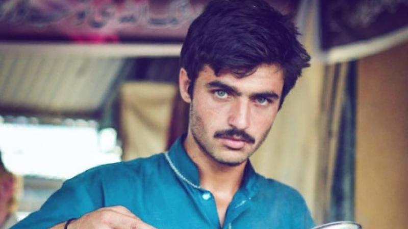 Many couldnt help but praise this Pakistani chai waalas sea-blue eyes and chiselled features. (Photo: Instagram/ @jiah_ali)