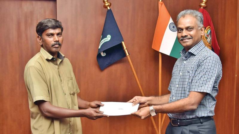 City police commissioner A.K. Viswanathan hands over reward to auto-driver Arun, on Saturday   (Image: DC)