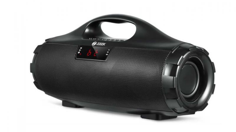 To provide the users with an immersive sound experience, the advanced Zoook ZB-Rocker Boombox 25 W Multi-Connectivity Bluetooth Speaker offers complete Bass and Treble controls.