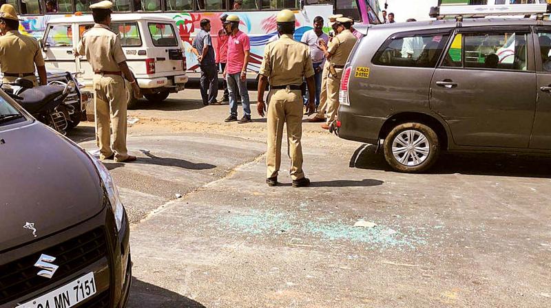Policemen at the spot in Bengaluru where APMC president Kadabagere Seena was shot at. (Phoot: DC)