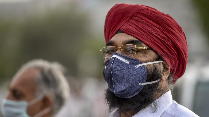 A man wears an anti-pollution mask for protection against air pollution in New Delhi. A thick blanket of haze continued to envelop Delhi and parts of the National Capital Region (NCR). (Photo: PTI)