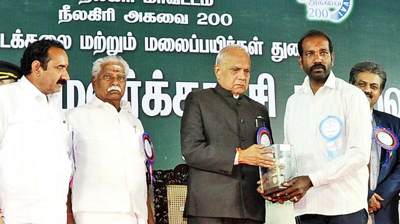 Governor Banwarilal Purohit gives away prizes to  winners of various competitions at the annual flower show in Ooty. (Photo: DC)