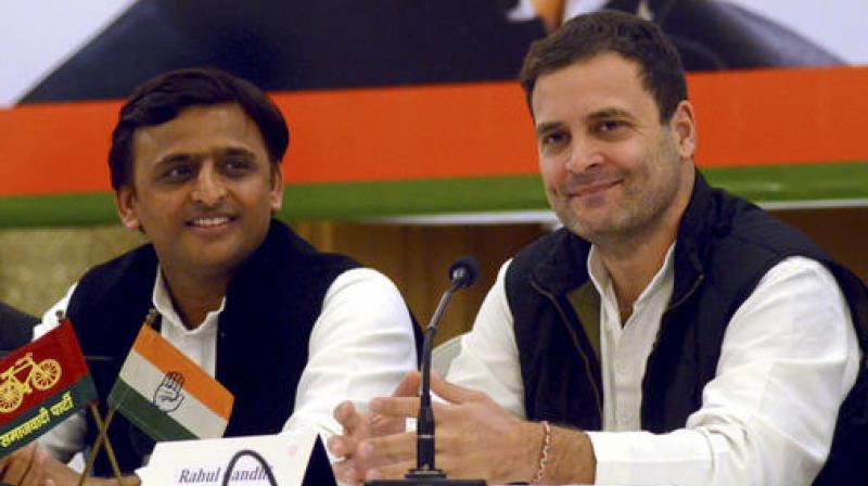 Uttar Pradesh state Chief Minister Akhilesh Yadav of SP, left and Congress party Vice-President Rahul Gandhi, address a joint press conference in the sidelines of their joint election campaign in Lucknow. (Photo: AP)