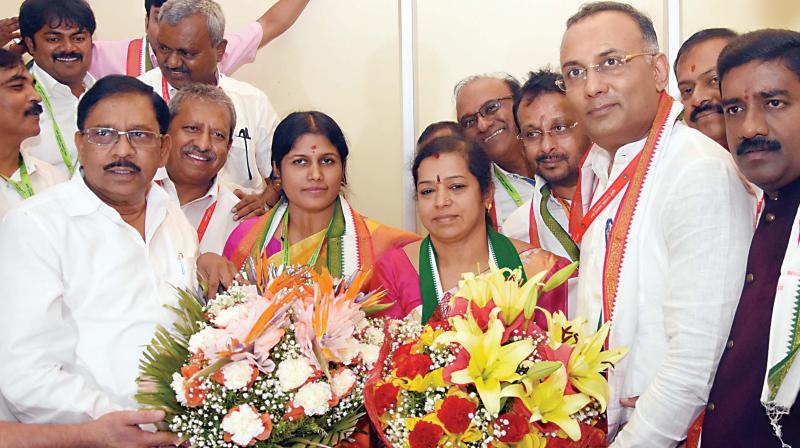 Newly elected Mayor Gangambike and Deputy Mayor Ramila Umashankar being congratulated by Dy CM  Dr. G Parameshwar and KPCC chief Dinesh Gundurao (Image DC)