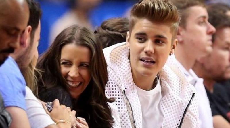 Justin Bieber snapped with his mom. (Photo: AFP)
