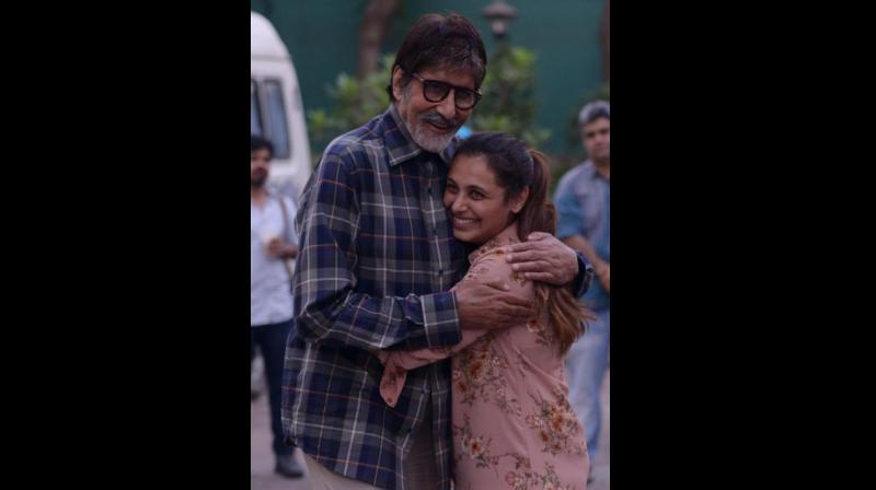 Amitabh Bachchan hugging Rani while he bumped into her.