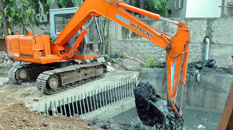Sources claimed that engineers are hand in glove with the contractors and have been deliberately making sure that there will be a delay in the desilting work.