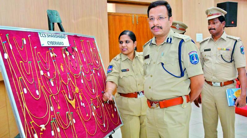 Police display the jewellery recovered from the accused.