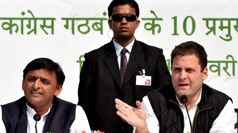 Uttar Pradesh Chief Minister Akhilesh Yadav with Congress Vice President Rahul Gandhi during a joint press conference in Lucknow. (Photo: PTI)