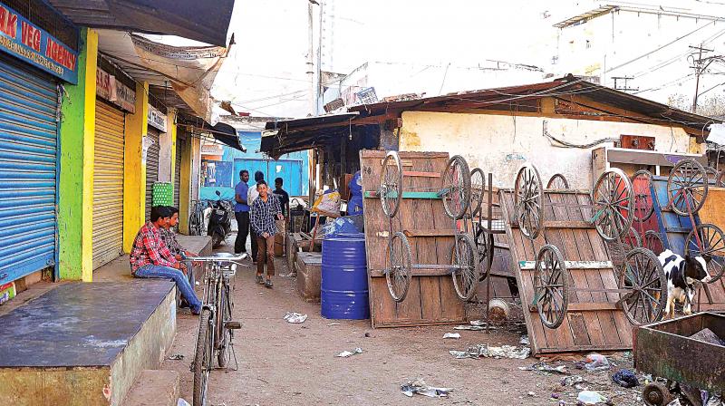 Vegetable markets and shops on Bazar Street at Ulsoor wore a deserted look due to demonetisation in Bengaluru on Thursday. (Photo: Satish.B)
