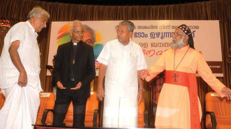 Former chief minister Oommen Chandy, Fr Tom Uzhunnalil, Chief Minister Pinarayi Vijayan and Cardinal Baselios Cleemis and at the public reception accorded to  Fr Uzhunnalil in Thiruvananthapuram on Tuesday. (Photo: DC)