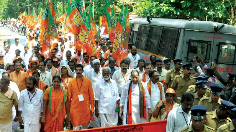 The police blocked the entrance of Chief Ministers house while the Janaraksha Yatra passed near it at Pinarayi in Kannur on Thursday.  (Photo: Venugopal)