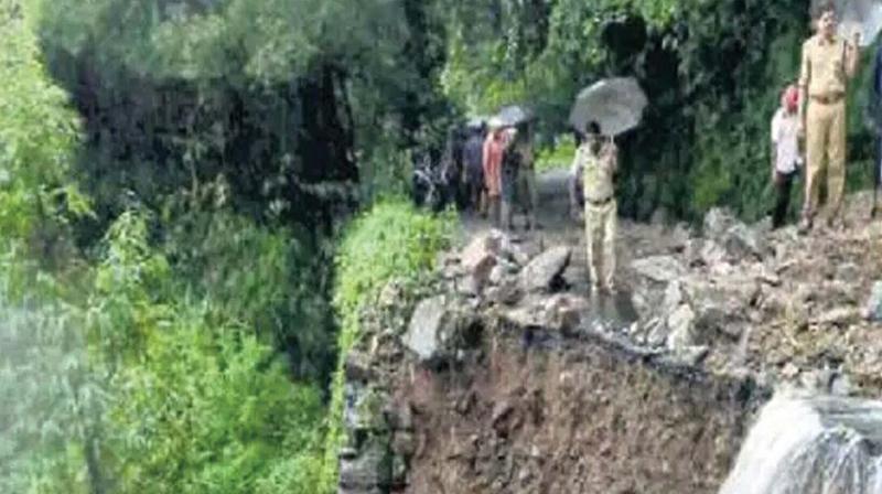 Police, fire personnel at the site of landslide in Kakkayam.	(Photo: DC)