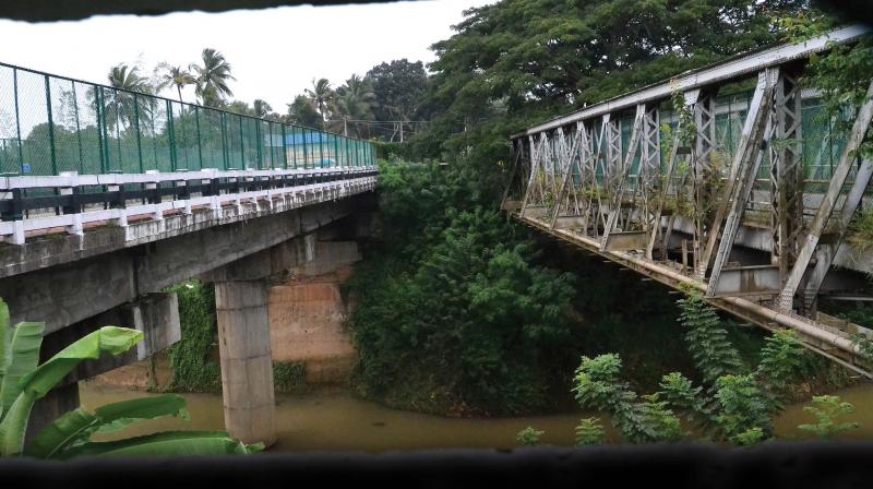 The new (left) and old (right) bridges at Kundamankadavu Bridge. 	DC