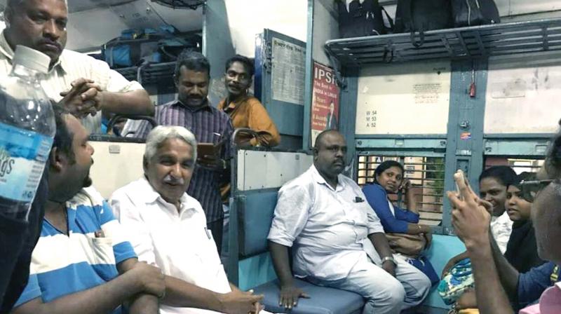 Former Chief Minister Oommen Chandy returns to Thiruvananthapuram in a general compartment of Venad Express from Kottayam on Sunday night. The photo was posted by a fellow passenger on the Facebook page of Maria Oommen, Mr Chandys daughter.