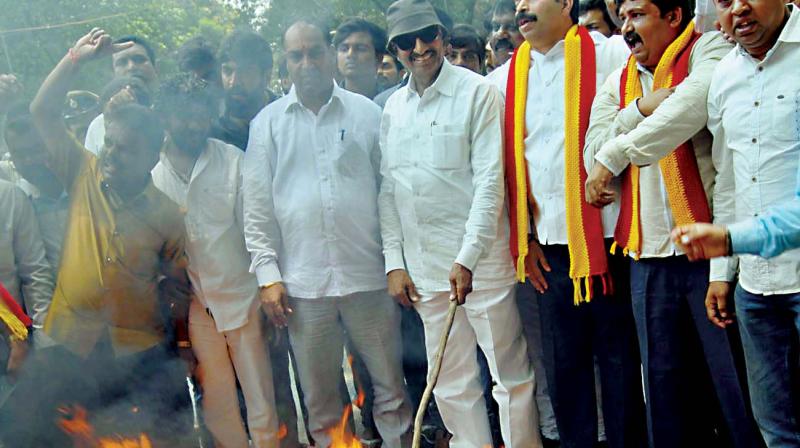 Kannada activists led by Vatal Nagaraj burn an effigy of Tamil actor Satyaraj at SBM Circle in Bengaluru on Friday against his anti-Kannada views (Photo: KPN)