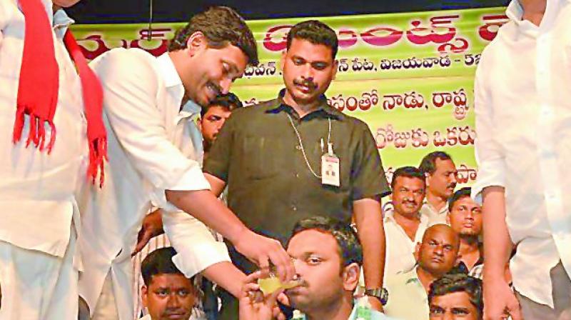 YSR Congress chief Y.S. Jagan Mohan Reddy offers lemon juice to AgriGold victim who was on hunger strike in Vijayawada on Thursday.	(Photo: DC)