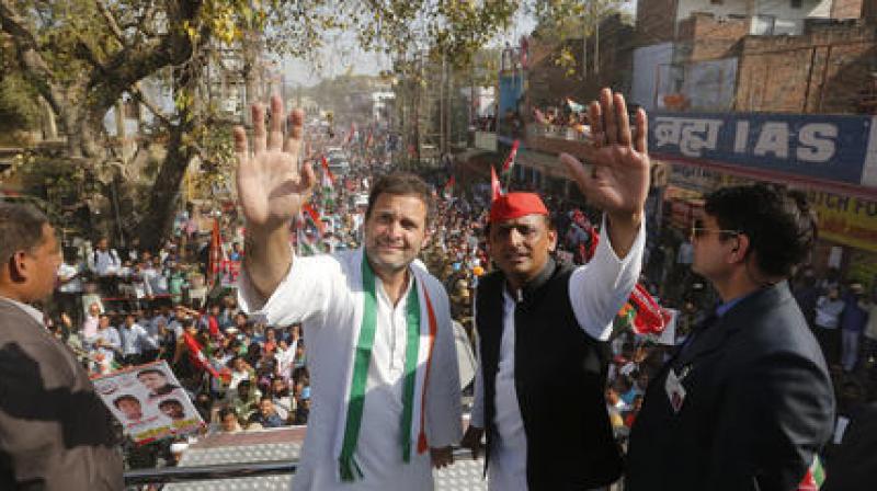 Uttar Pradesh state Chief Minister Akhilesh Yadav, right, and Congress party Vice President Rahul Gandhi. (Photo: AP)