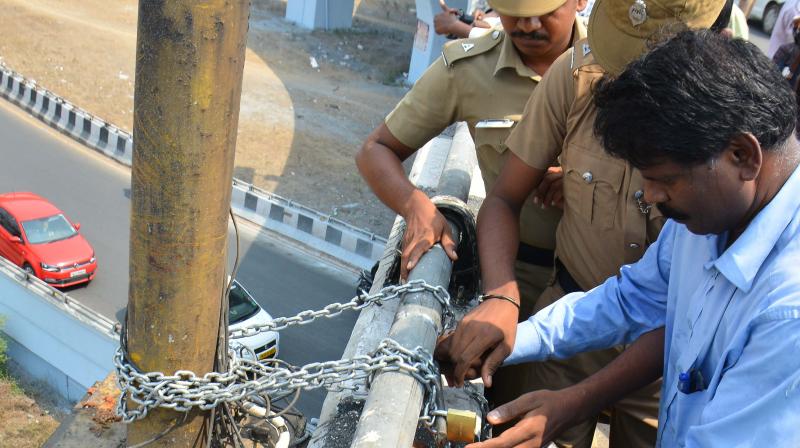 Protesters block all traffic by locking both sides of the key intersection with chains at Kathipara on Thursday. (Photo: DC)