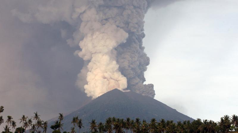 Balis airport was closed for 24 hours, disrupting 445 flights and some 59,000 passengers, due to the eruption warning and the presence of volcanic ash from Agung. (Photo: AP)