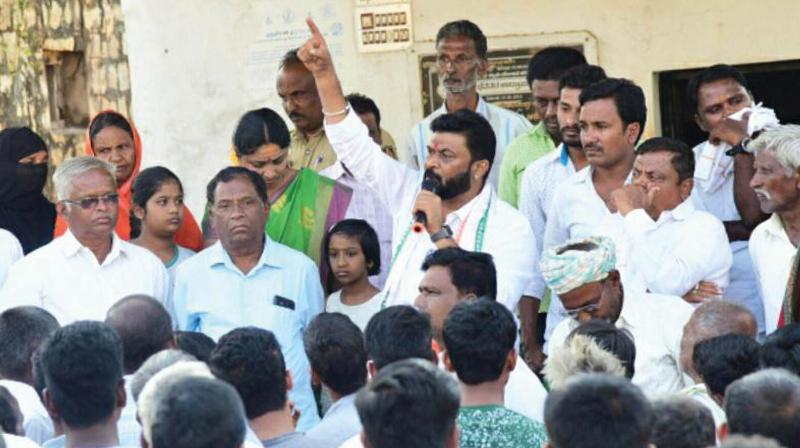 Former minister Anand Singh campaigns for Congress candidate for Ballari Lok Sabha seat V.S. Ugrappa at Hospet in Bellari on Sunday (Photo: KPN)