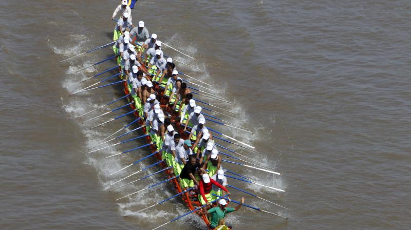 Cambodia celebrates water festival with boat races