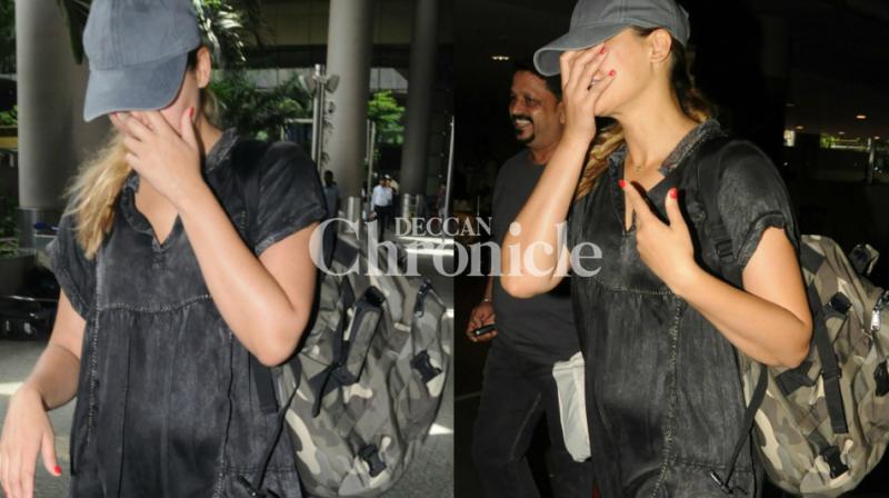 Nargis Fakhri snapped at Mumbai airport on 24 August. (Photo: Viral Bhayani)