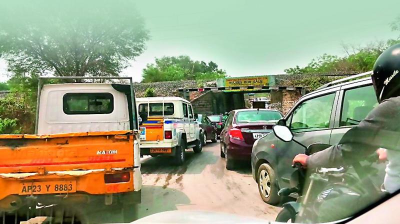 Thousands of vehicles pass through the underpass causing an inadvertent traffic jam. This was a shortcut a couple of years ago but now has become a prime road with several commuters from Hafeezpet, Miyapur, Lingampally, KPHB and Kukatpally using it.