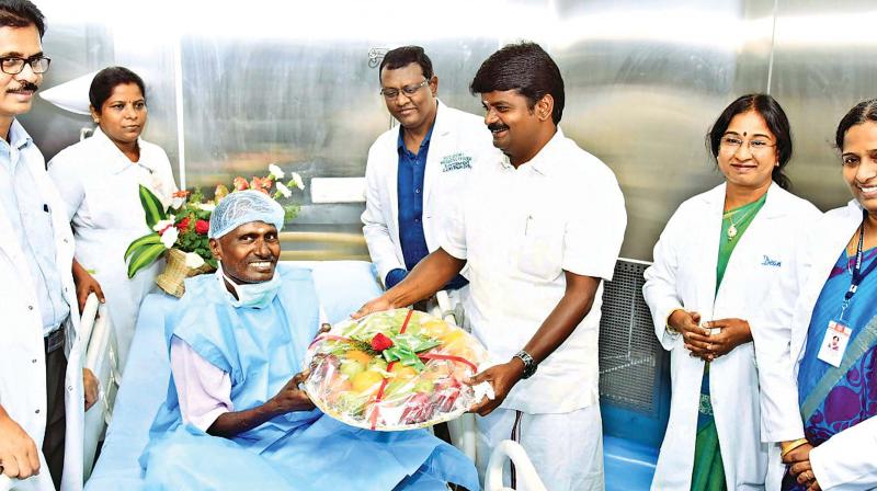 Health minister Vijayabaskar meets Srinivasan. (Photo:DC)