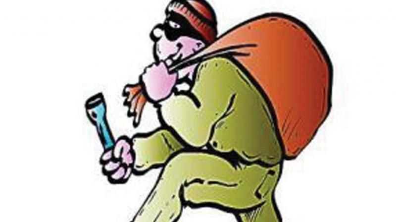 At around 3 am on Friday morning, an unidentified man entered the house and stole 14 sovereigns of gold jewels and Rs 35,000 from the bureau.