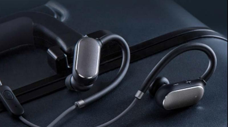 The headset is fuelled by an 110mAh of battery which claims to deliver up to 7 hours of music.
