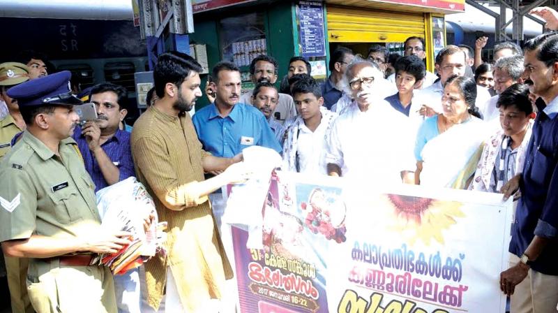 Collector Mir Mohammed Ali, Ports minister Kadannappally Ramachandran and P.K. Sreemathy, MP, receive the Kozhikode team at Kannur railway station on Sunday. (Photo: DC)