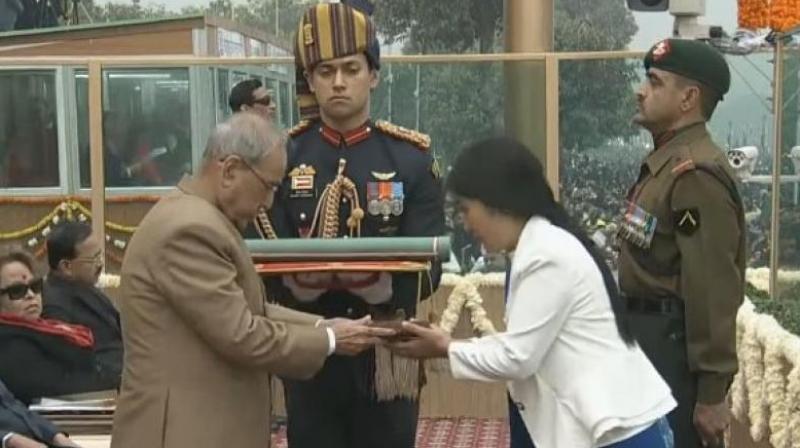 Havildar Hangpan Dadas wife Chasen Lowang Dada receiving the Ashok Chakra medal from the President. (Photo: ANI Twitter)